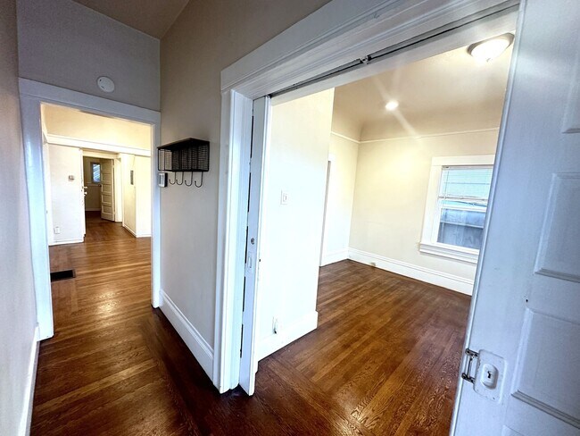 Building Photo - 1522