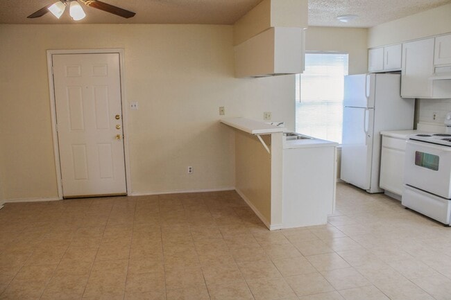 Building Photo - 2-Bedroom Duplex in Edison