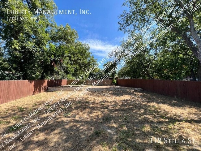 Building Photo - 118 Stella St