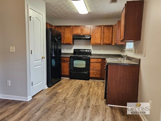 Building Photo - 3BR Townhouse