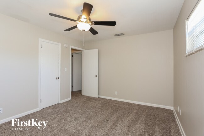 Building Photo - 262 Claudia Dr