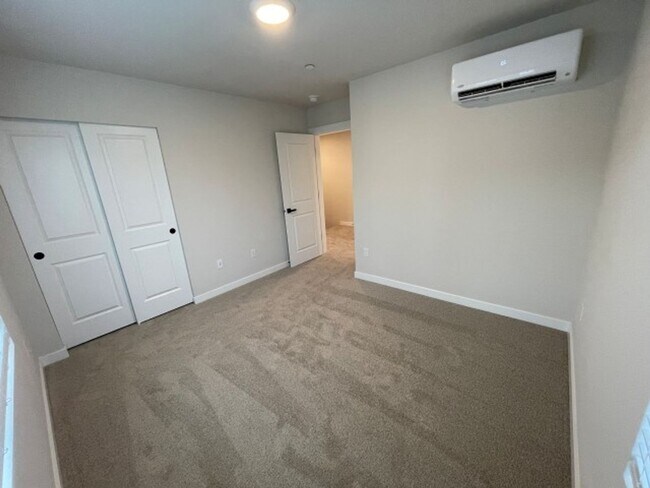 Building Photo - 4Bd/3.5Ba Snohomish Townhouse