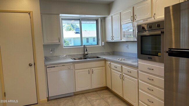 Building Photo - 10024 W Denham Dr