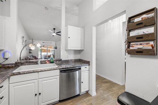 Building Photo - 245 Petrea Dr