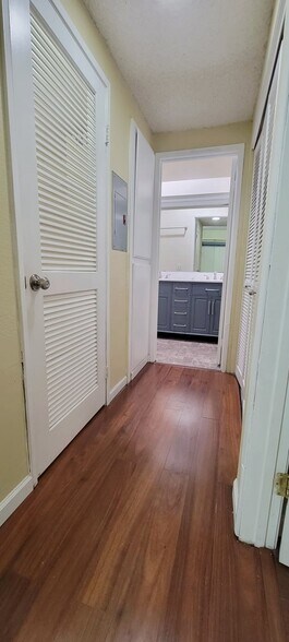 Hallway - 3454 Bridgewood Ter