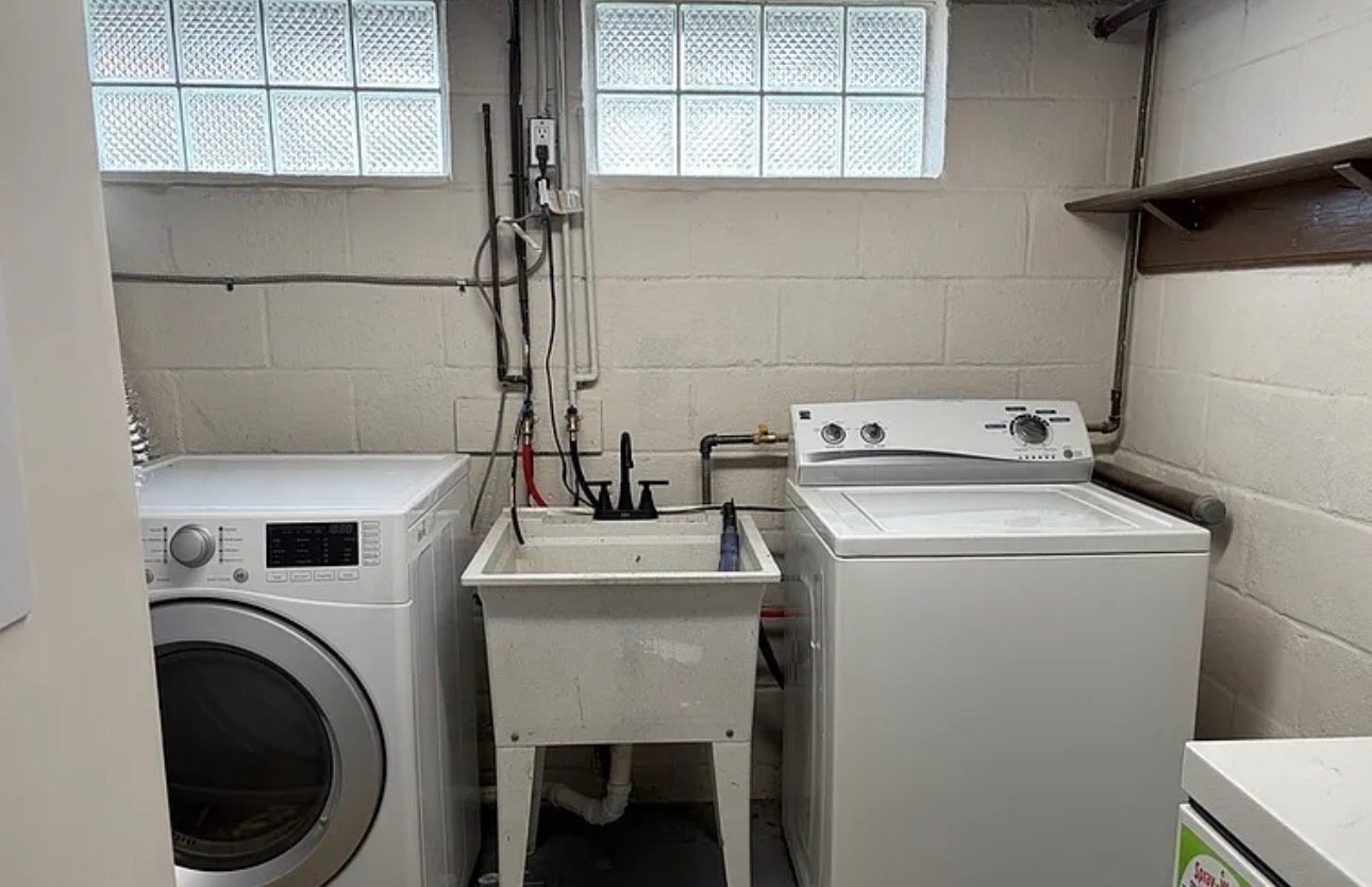 Building Photo - 404 W Cunningham St