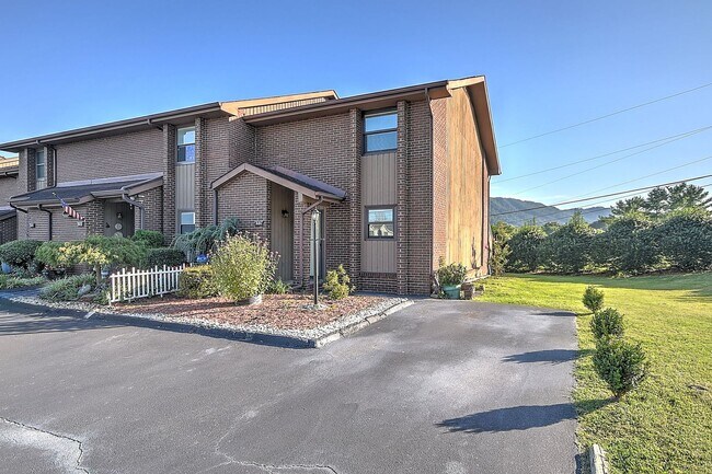 Building Photo - 501 Manor Dr