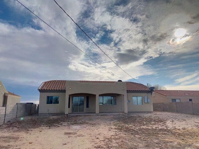 Building Photo - Fully Furnished: Beautiful 3 bedroom, 2 ba...