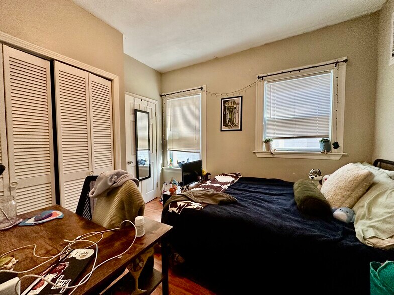 Building Photo - 93 Hillside St