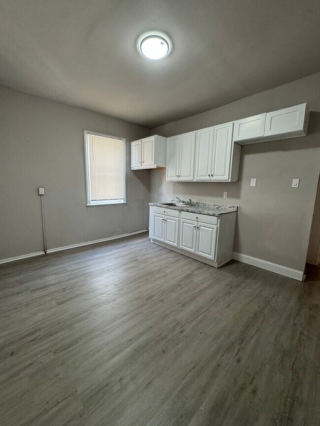 Building Photo - Spacious 3-Bedroom Home in Elmwood Park — ...