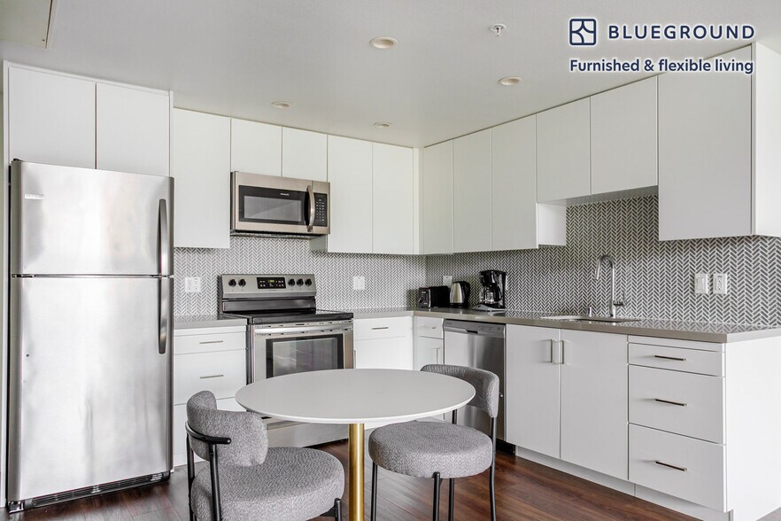 Building Photo - 1011 Serrano Ave