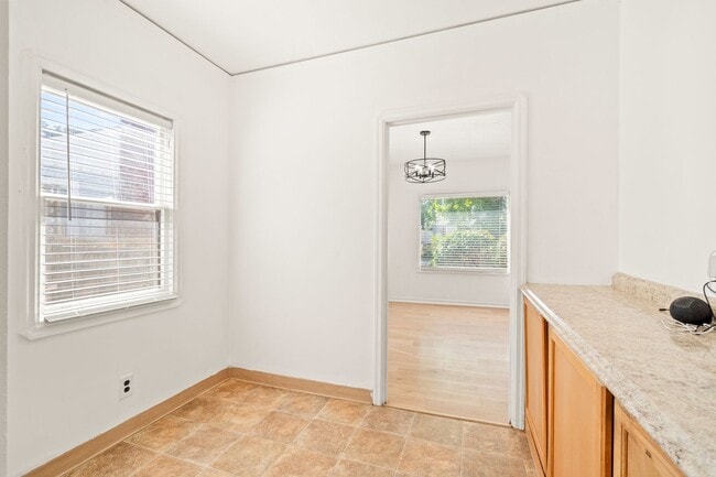 Building Photo - Charming Oakland Oasis with Detached Works...