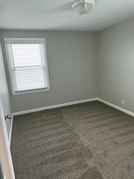 Building Photo - 33 Montfort Dr