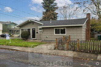 Building Photo - 3+ Bedroom House w/ Large Backyard - South...