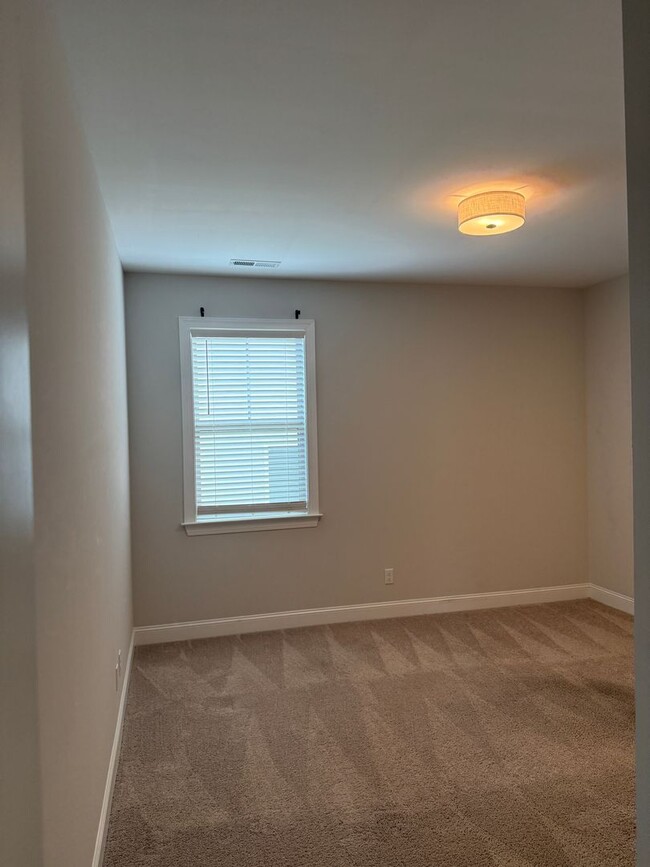 Building Photo - Easy access in Red Bank