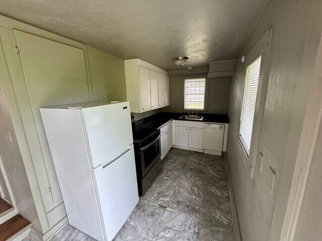 Building Photo - N. McKinley Ave - Triplex
