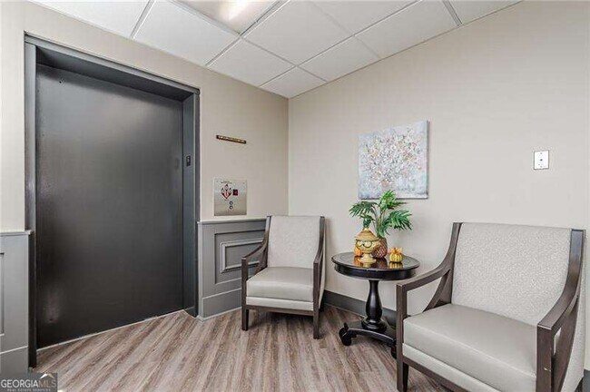 Building Photo - 300 Johnson Ferry Rd