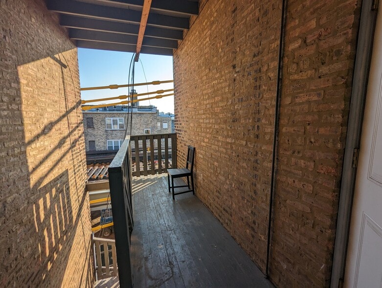 Building Photo - 953 W Cornelia Ave