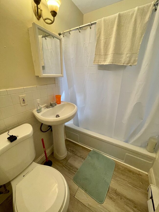 Building Photo - Moon Township (Mooncrest) - 1 Bed 1 Bath -...