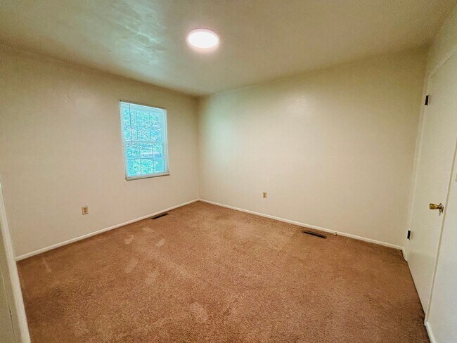 Building Photo - 2 Bedroom, 1.5 Bath Townhouse