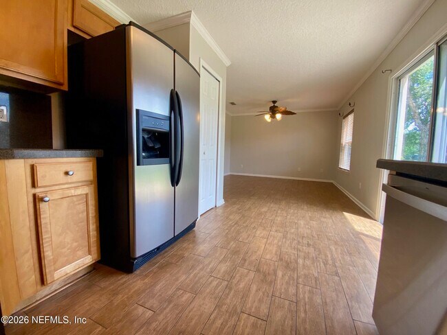 Building Photo - 1530 Vineland Cir