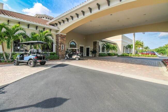 Building Photo - CALLING ALL GOLF ENTHUSIASTS ** STUNNING 2...