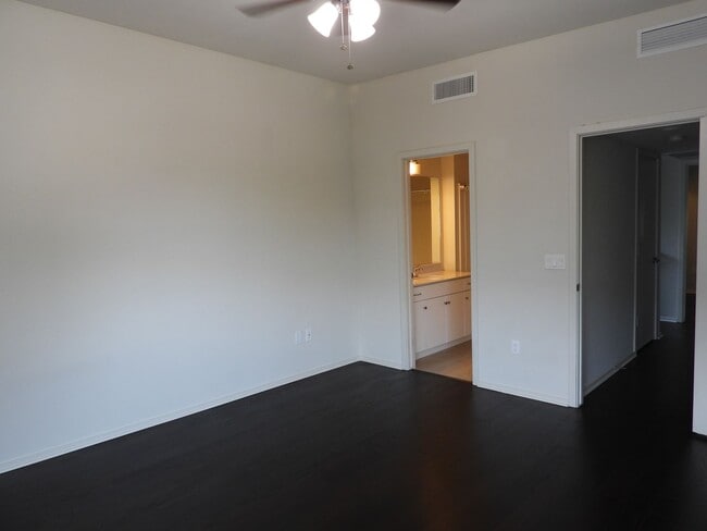 Building Photo - 975 E Park Modern Dr