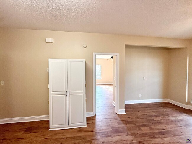 Building Photo - 200 Vining Way