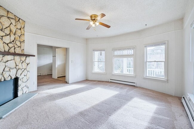 Building Photo - Charming 1-bdrm/1-bath in 1900s Victorian triplex—Prime location, shared laundry & yard