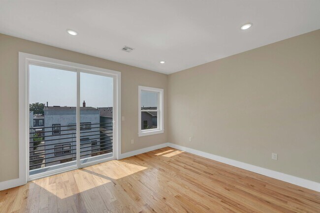 Building Photo - 275 Pearsall Ave