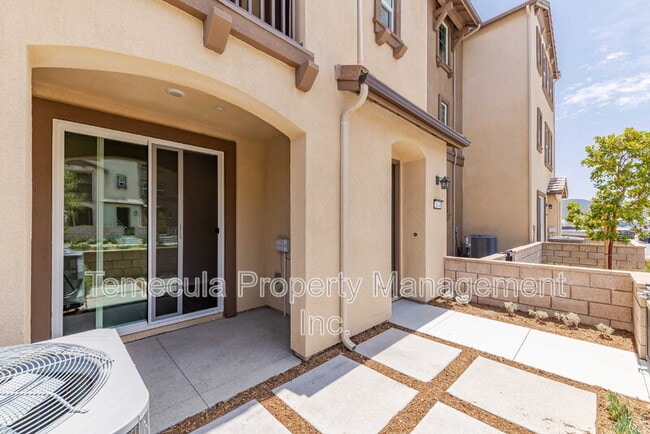 Building Photo - 28048 Oakdale Dr
