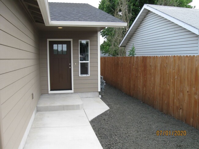 Building Photo - Must See 3 Bedroom with Fenced Yard!