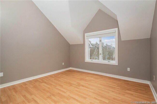 Building Photo - 453 E Putnam Ave