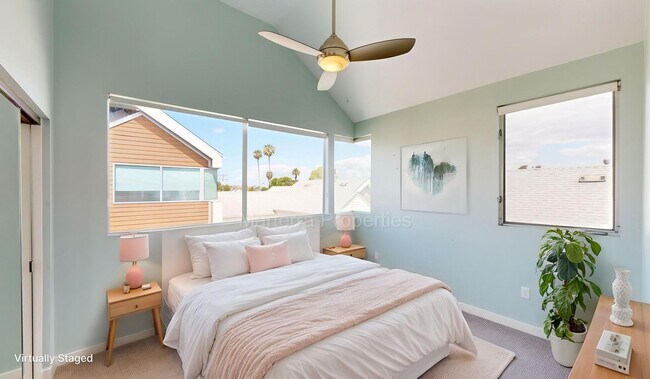 Building Photo - Modern Light-Filled Costa Mesa Home with Designer Kitchen