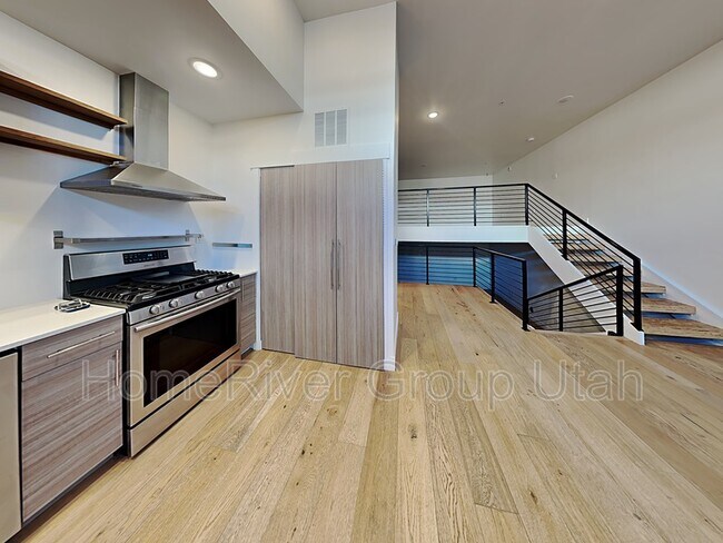 Building Photo - 877 S 200 W