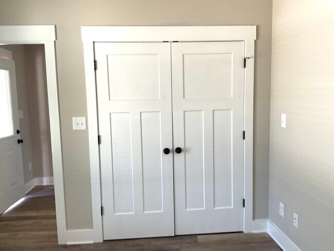 Building Photo - Court Square Town Home Duplex Apartment with Attached Garage