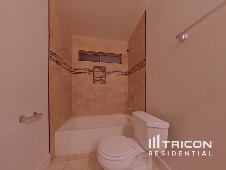 Building Photo - 810 S Greenleaf Ln