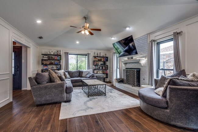 Building Photo - 1108 Richland Oaks Dr