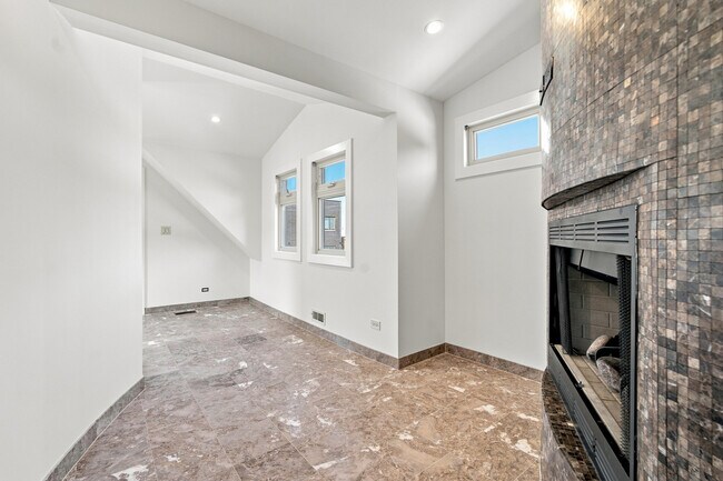 Building Photo - 2334 W Medill Ave