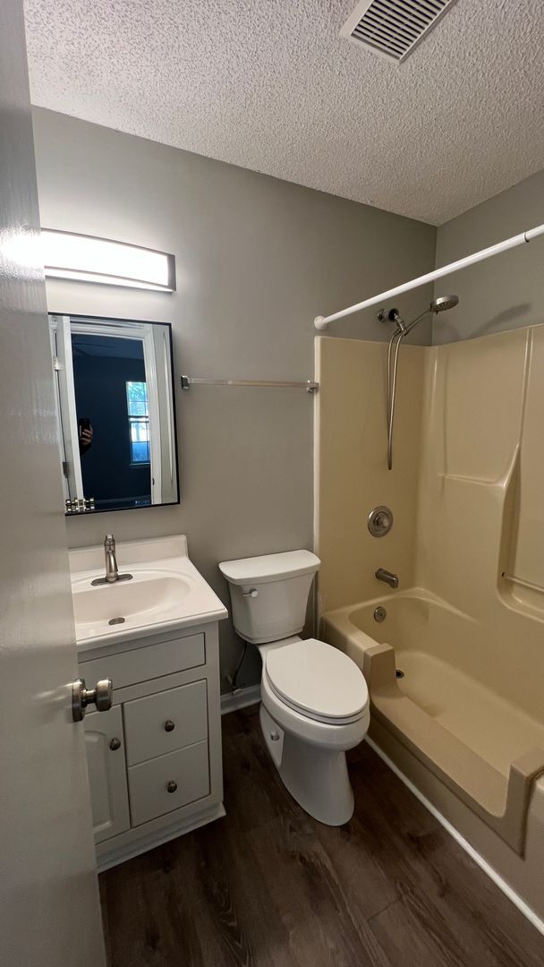 Building Photo - Sleek and Stylish 3 Bedroom, 2 full bath cottage home in Mid-town! Only $1750/mo.!!