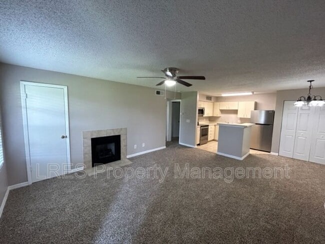 Building Photo - 380 Lakepointe Dr