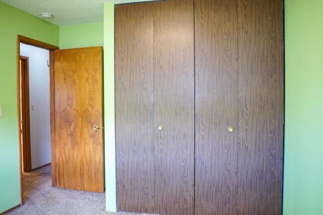 Building Photo - FREE RENT THIS MARCH! Close in NE-2 Bedroom, 1.5 Bath Ready Now!