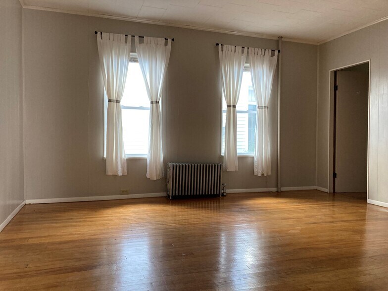 Living Room - Unoccupied - 91 Sagamore St