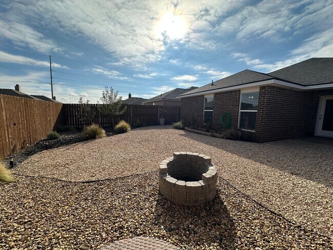 Building Photo - Pre leasing for July: 3/2 located in Upland Crossing!
