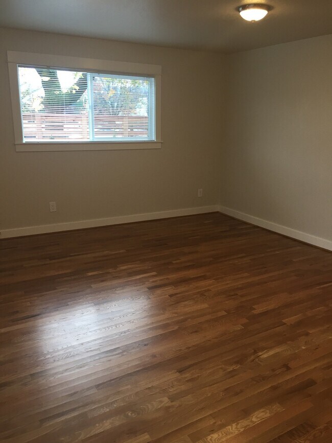 Building Photo - Private 2Br Remodel Hardwoods, Quartz, Sta...