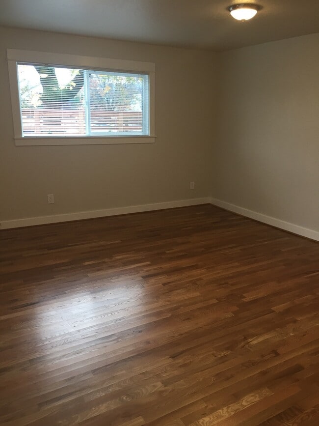 Building Photo - Private Modern 2Br Hardwoods, Quartz, SS A...