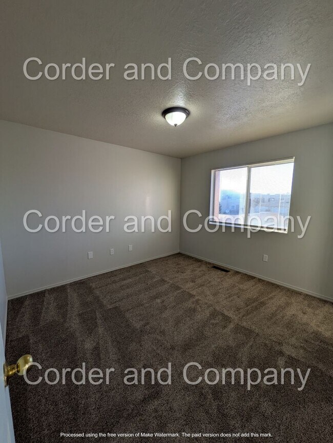 Building Photo - Beautiful & Cozy 3 Bedroom 2.5 Bathroom 1,760 Sq.Ft 2 Story Townhome