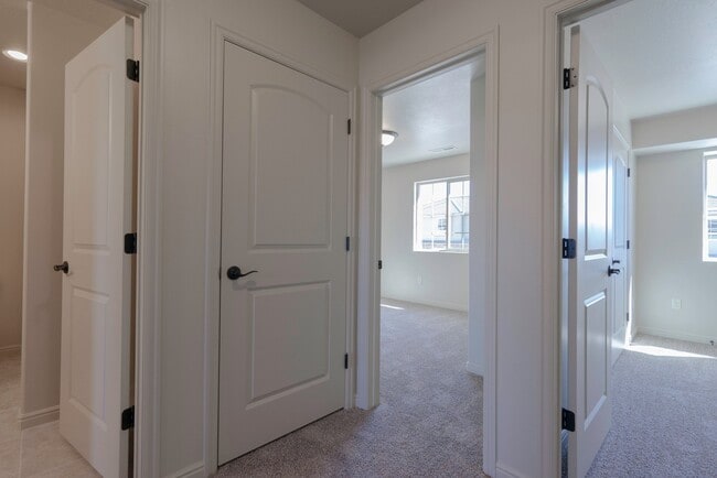 Building Photo - Townhome available in Millcreek Springs with a community pool!