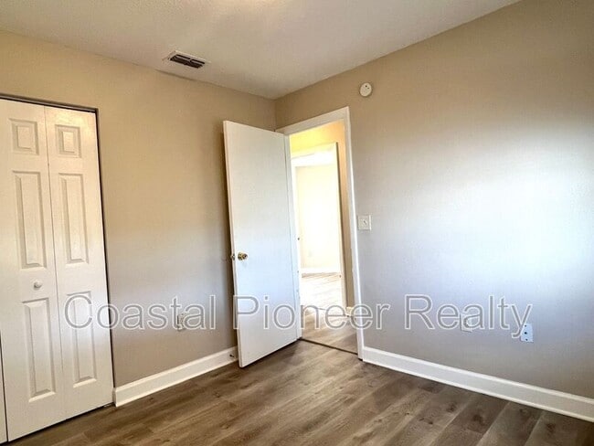 Building Photo - 1413 Thistledown Dr