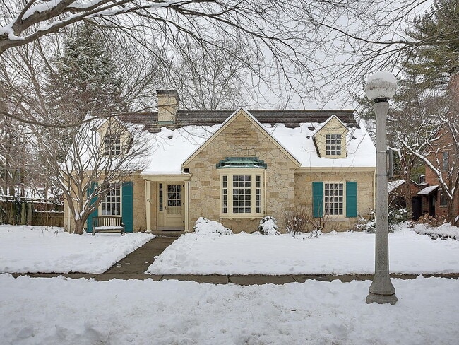 Building Photo - "Charming 3-Bed Home with Granite Elegance...